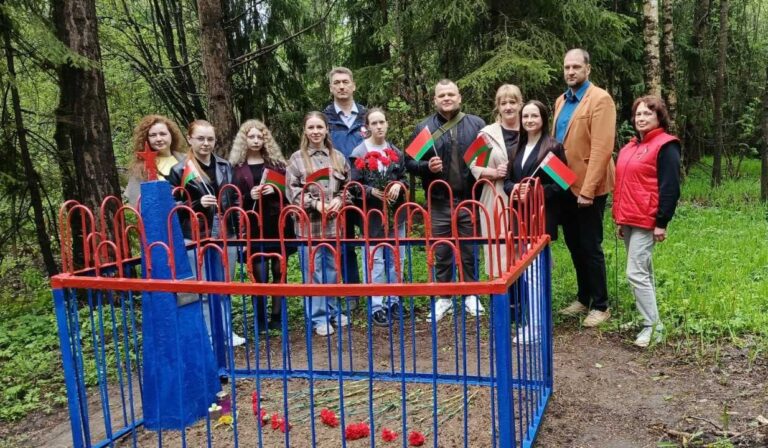 Алые гвоздики на сером граните: Память, которая живет в сердцах.