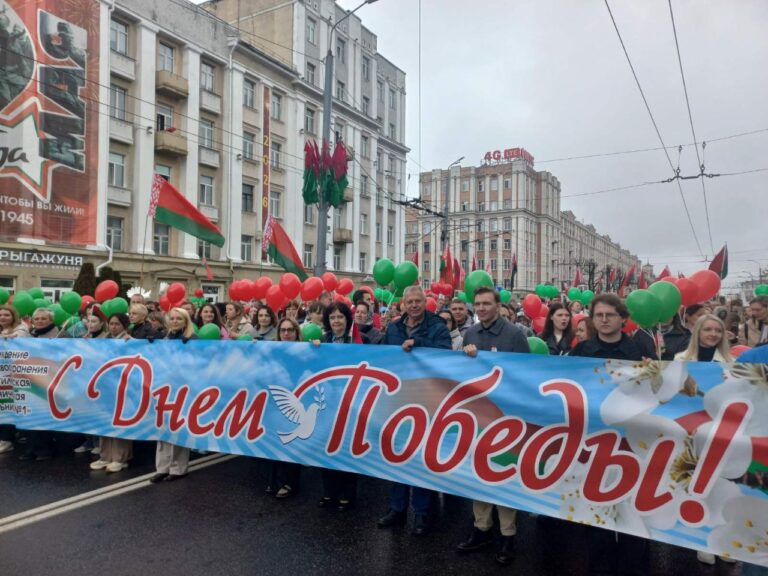 ЗНАМЯ ПОБЕДЫ И БЕЛЫЕ ХАЛАТЫ: КОЛОННА МОГИЛЁВСКОЙ КЛИНИЧЕСКОЙ БОЛЬНИЦЫ № 1 — В СТРОЮ БЕССМЕРТНОГО ПОЛКА